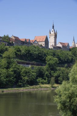 Kötü Wimpfen, eski kilise manzaralı ve Neckar nehri üzerindeki tarihi şehir duvarlı.