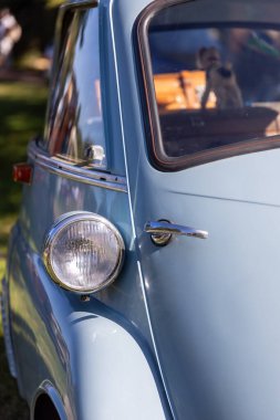 Weiterstadt, Almanya 24 Eylül 2023: Braunshardt Kalesi 'ndeki Weiterstadt' ta krom parlayan BMW 'den 250 Isetta