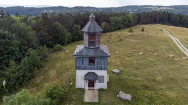 Yazın Sternenberg Kulesi 'nin eski Swabian Alb askeri eğitim alanındaki görüntüsü