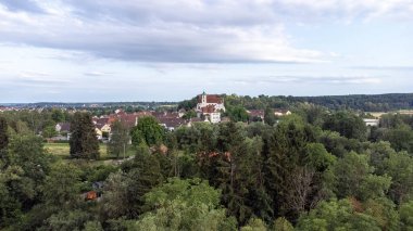 Aziz Niklas Kilisesi ile Tuna nehrinde neşe, havadan alınan, İHA görüntüsü