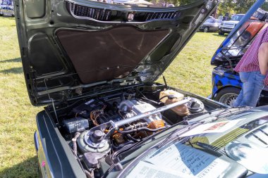 Weiterstadt, Almanya 24 Eylül 2023: Braunshardt Kalesi 'ndeki Weiterstadt' ta krom ışıklı motor manzaralı BMW Sport M