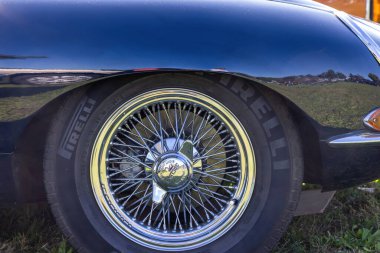 Weiterstadt 'taki Chromblitz' de siyahlı Jaguar E-Type Braunshardt Kalesi 'nde.