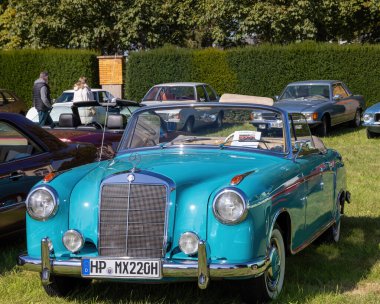 Weiterstadt, Almanya 24 Eylül 2023: Mercedes Benz W 180 cabriolet Weiterstadt, Braunshardt Kalesi 'nde Chromblitz' de