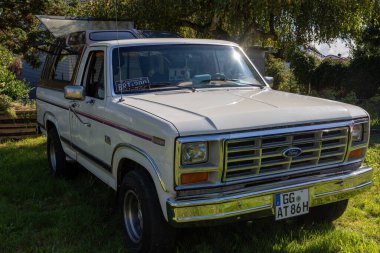 Ford F-Serisi bej renginde Weiterstadt 'ta Chromblitz' de Braunshardt Kalesi 'nde konuşulan jantlar