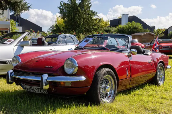 Triumph Spitfire Cabriolet, Weiterstadt 'daki Chromblitz' de, Braunshardt Kalesi 'nde kırmızı giymişti.