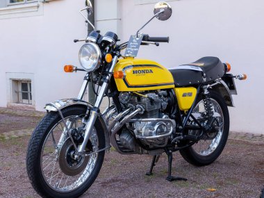 Honda CB400F Süper Spor Motosikleti sarıda Weiterstadt, Braunshardt Şatosu 'nda Chromblitz' de.
