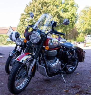Royal Enfield Klasik 350 motosiklet kırmızıyla Weiterstadt, Braunshardt Kalesi 'nde Chromblitz' de.