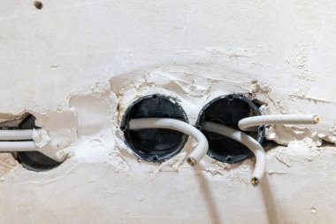 Eski evdeki elektrik kabloları sifonlu.