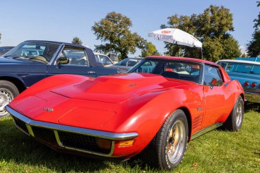 Kırmızılı Chevrolet Corvette, Braunshardt Kalesi 'ndeki Weiterstadt' ta krom parlaması.