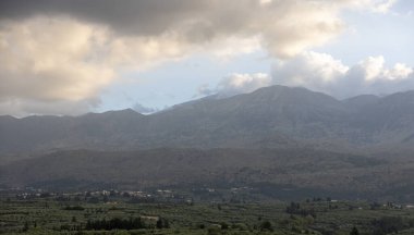 Yunanistan 'ın Girit adasında yaz aylarında fırtına bulutları olan dağlar