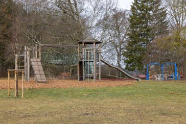 Ormanda çeşitli ahşap aletleri olan oyun alanı