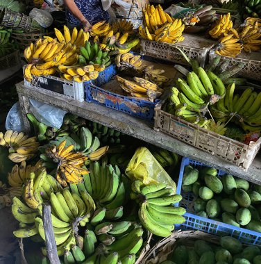 Bali 'de sebze, meyve ve et satan bir market.