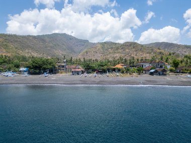 Bali 'de otel kompleksi, deniz, sahil ve tekneleri olan körfez