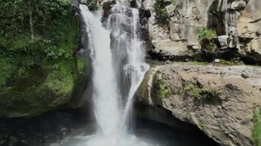 Şelale, ormandaki tipik Bali, yazın insansız hava aracı videosu.