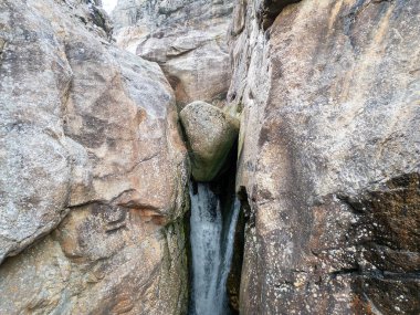 Norveç 'te dağları olan tipik küçük şelale.