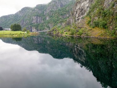 Norveç 'te Alp manzaralı göl