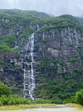 Norveç 'te dağları olan tipik bir şelale.