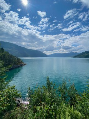 Norveç 'te Alp manzaralı göl