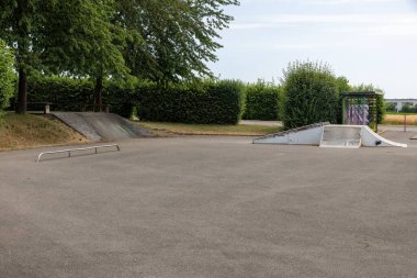 Yazın farklı yarım borularla kaykay parkı