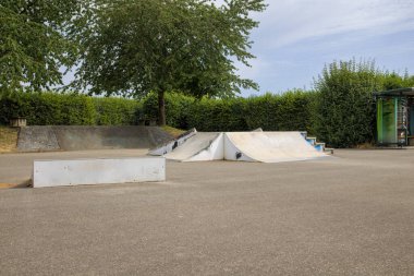 Yazın farklı yarım borularla kaykay parkı