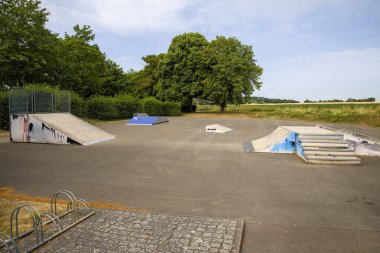 Yazın farklı yarım borularla kaykay parkı