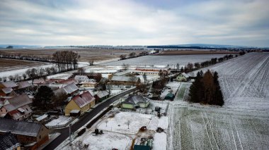 Liebstedt 'in Goldbach ilçesi, Ilmtal-Weinstrasse, kışın Thüringen' de, yukarıdan gelen karla, İHA atışı