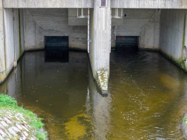 Nehir ve drenaj sistemli durgun havza