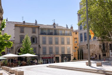 Aix en Provence, Fransa 'da ilkbaharda dükkanları ve kafeleri olan şehir merkezi.