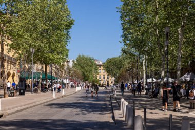  Aix en Provence, Fransa 'da baharda bit pazarı olan şehir merkezi.
