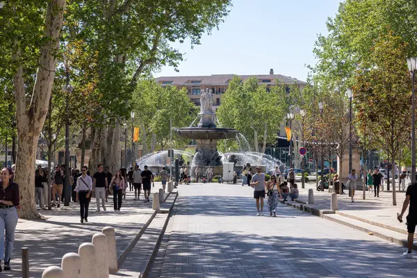  Aix en Provence, Fransa 'da baharda bit pazarı olan şehir merkezi.