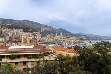 Monaco, liman üzerinden şehir merkezine bak.
