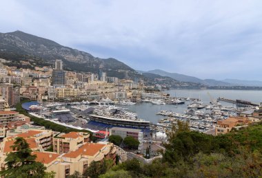 Monaco, liman üzerinden şehir merkezine bak.