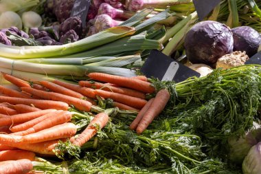 Saint Tropez 'de taze sebze ve meyve tezgahı