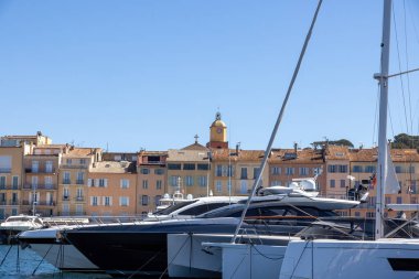 Ünlü Notre Dame de l 'Assomption kilisesiyle Saint Tropez, yat ve yelkenli teknelerle Cote d' Azur, Fransız Riviera 'sı