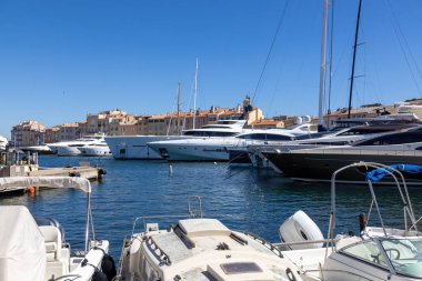 Ünlü Notre Dame de l 'Assomption kilisesiyle Saint Tropez, yat ve yelkenli teknelerle Cote d' Azur, Fransız Riviera 'sı