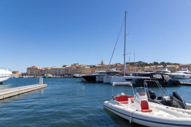 Ünlü Notre Dame de l 'Assomption kilisesiyle Saint Tropez, yat ve yelkenli teknelerle Cote d' Azur, Fransız Riviera 'sı