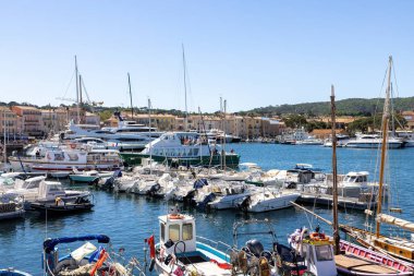 Saint Tropez, Fransa 16 Nisan 2024: Saint Tropez yat ve yelkenli tekneleri ile Fransız Riviera 'sı Cote d' Azur 'da