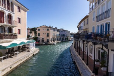 Fransa 'nın Port Grimaud şehrinde baharda kafeler, restoranlar, yatlar ve yelkenliler