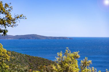 Akdeniz 'de Hyeres açıklarında güneşli bir takımada.