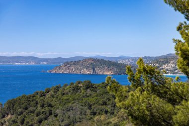 Akdeniz 'de Hyeres açıklarında takımadalar