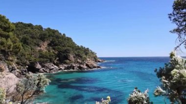 Baharda Fransa 'da Akdeniz' deki kayalıklar