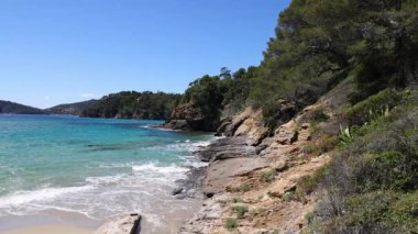 Baharda Fransa 'da Akdeniz' de dalgalı bir sahil.