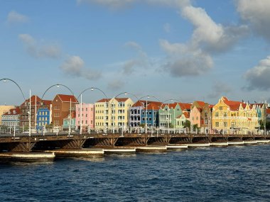 Curacao deniz kenarındaki şehir merkezinin tipik renkli evleriyle