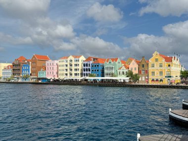 Curacao deniz kenarındaki şehir merkezinin tipik renkli evleriyle