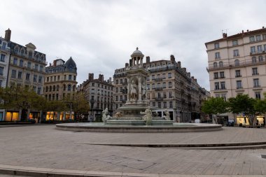 Baharda çeşmeli Place de Jacobins 'e bakan Lyon