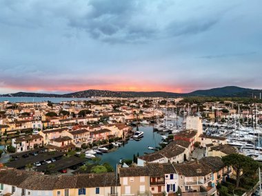 Grimaud Limanı, Fransa 'da yat ve akşam güneşli ve gün batımlı yelkenliler.