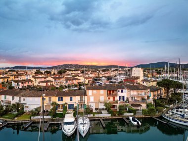 Grimaud Limanı, Fransa 'da yat ve akşam güneşli ve gün batımlı yelkenliler.