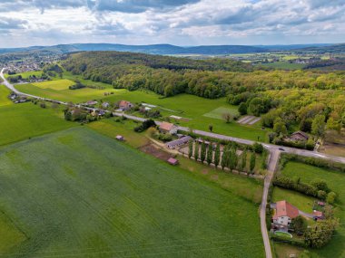 Fransa 'da Besancon yakınlarındaki tarlalar, dağlar ve nehirler, Franche-Comte