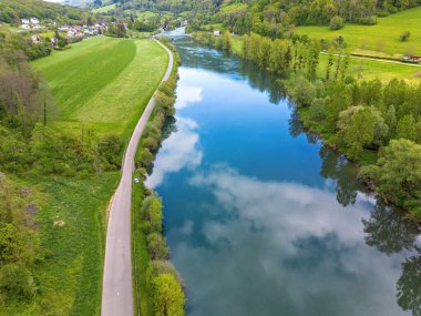 Fransa 'da Besancon yakınlarındaki tarlalar, dağlar ve nehirler, Franche-Comte