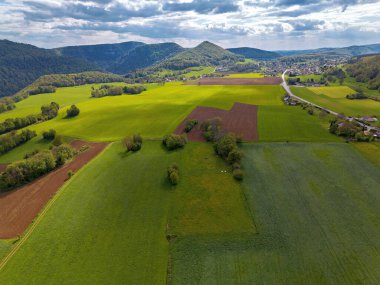 Fransa 'da Besancon yakınlarındaki tarlalar, dağlar ve nehirler, Franche-Comte